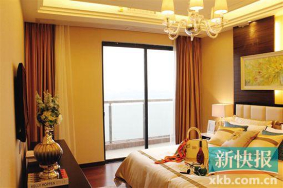 隔断柜的背景带灯为奢华感加分